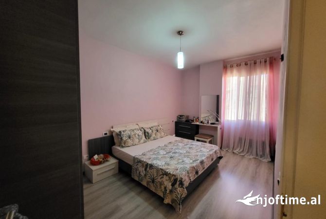 Shtepi ne shitje Apartament ne Tirane, 2+1, Mobilimi E mobiluar, Pagesa 140,000  Euro.