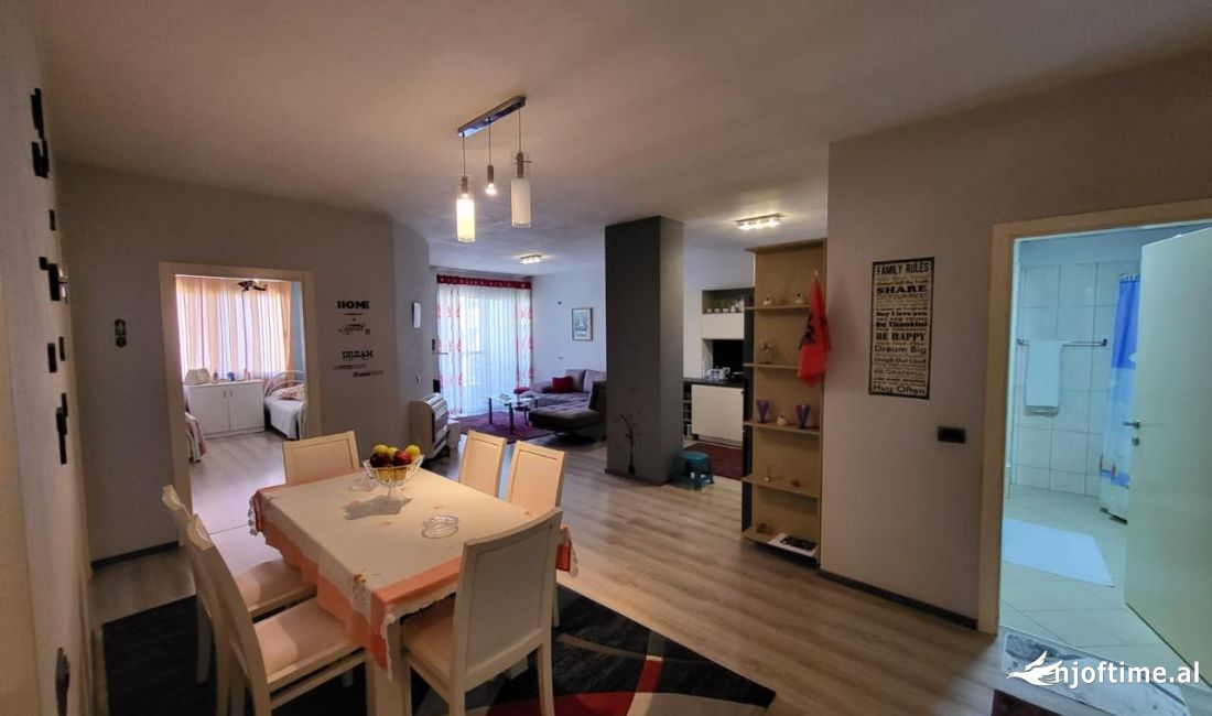 Shtepi ne shitje Apartament ne Tirane, 2+1, Mobilimi E mobiluar, Pagesa 140,000  Euro.