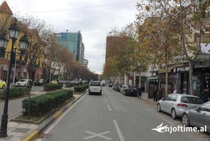 Jepet me qera buze rruge 200 m2 te rr Kavajes 