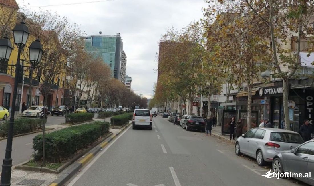 Jepet me qera buze rruge 200 m2 te rr Kavajes 