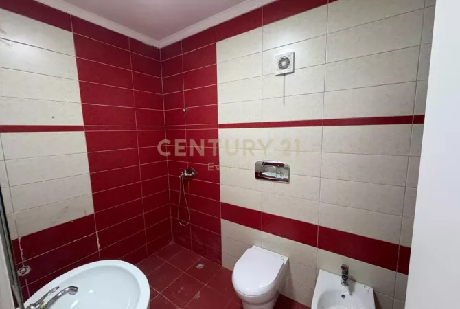 Shtepi ne shitje Apartament ne Tirane, 1+1, Mobilimi Bosh, pa mobiluar, Pagesa 87,000  Euro.