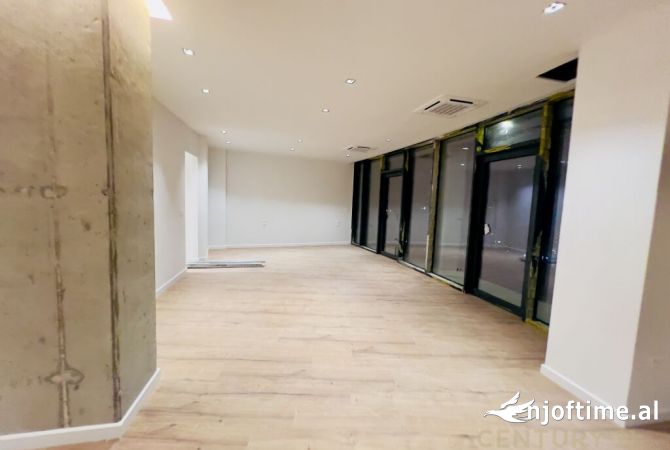 Ambiente Commerciale in Affitto 3+1 a Tirana - 1,500 Euro