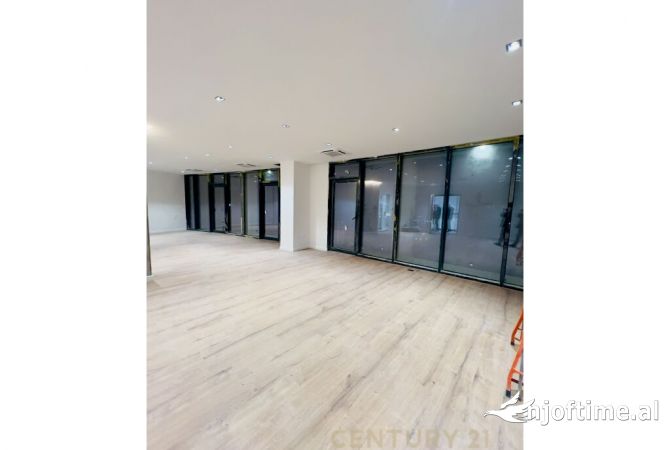 Ambiente Commerciale in Affitto 3+1 a Tirana - 1,500 Euro