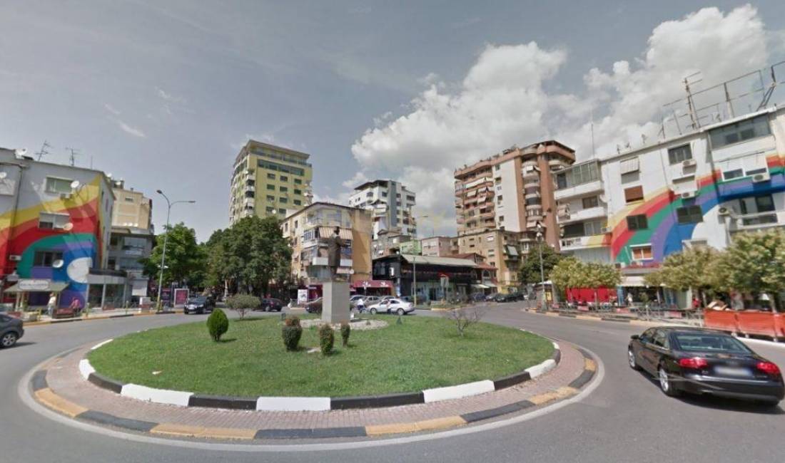 SHITET AMBJENT BIZNESI BUZE RRUGES ,KATI (-1), BLLOKU, TIRANE.