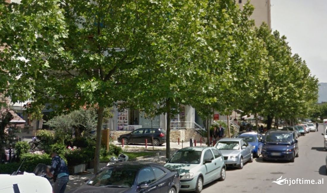 SHITET LOKAL BUZE RRUGES, BULEVARDI BAJRAM CURRI, TIRANE