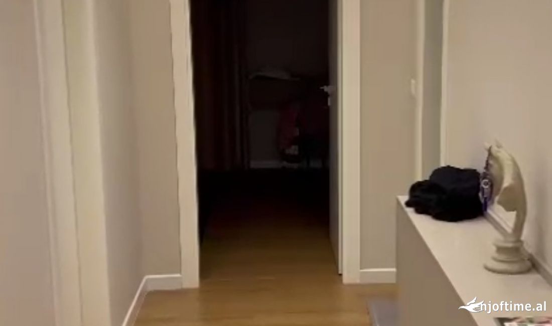 Shtepi ne shitje Apartament ne Tirane, 2+1, Mobilimi E mobiluar, Pagesa 345,000  Euro.