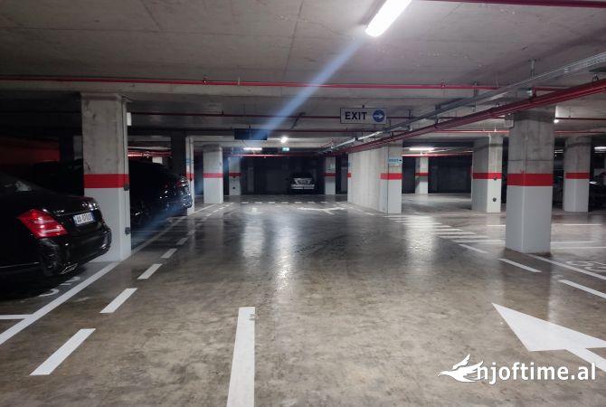Ambiente Commerciale in Vendita 4+1 a Tirana - 41,000 Euro