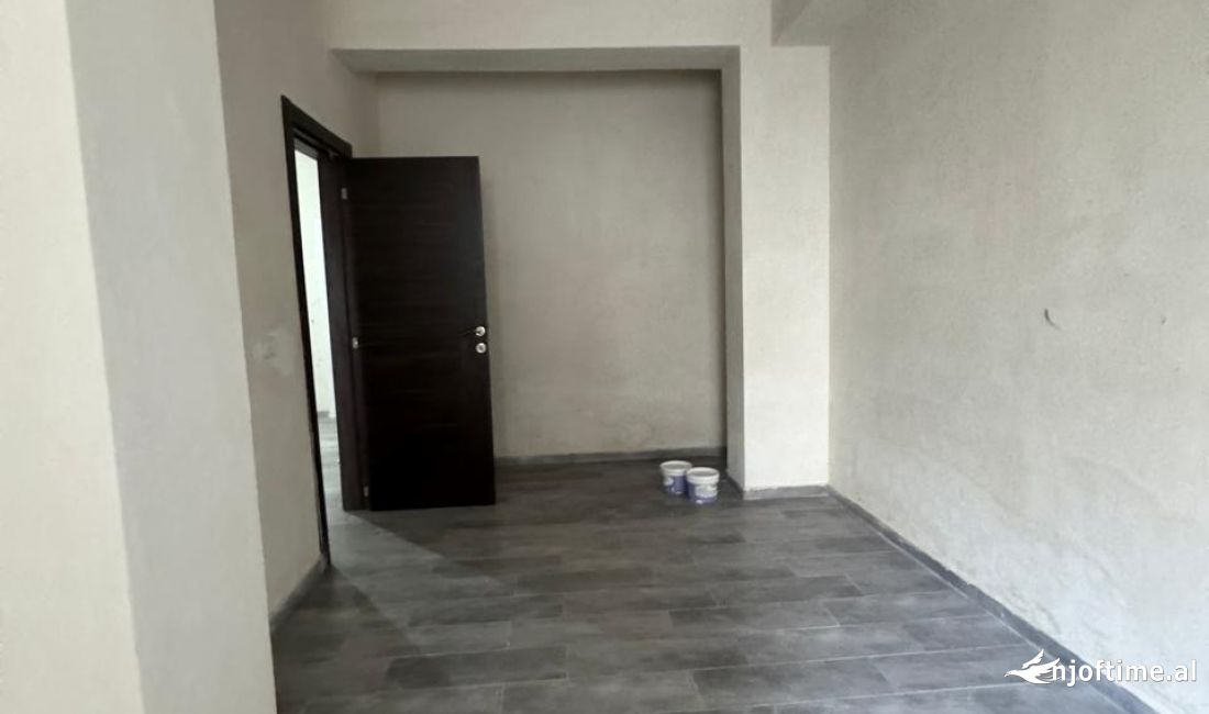 Shtepi ne shitje Apartament ne Tirane, 1+1, Mobilimi Bosh, pa mobiluar, Pagesa 59,000  Euro.