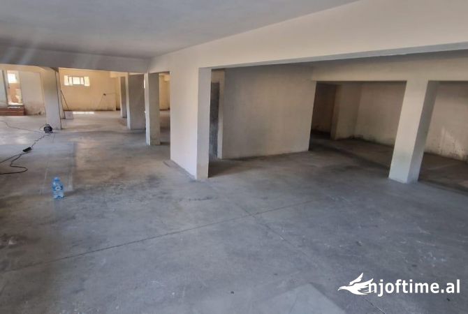 Ambiente Commerciale in Affitto 4+1 a Tirana - 801 Euro