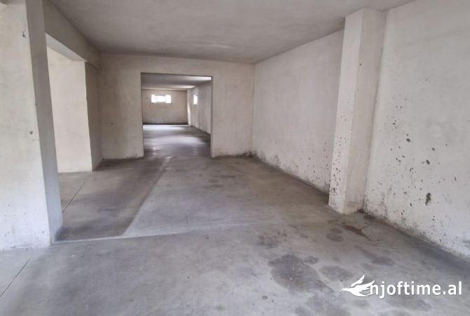 Ambiente Commerciale in Affitto 4+1 a Tirana - 801 Euro