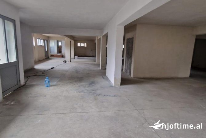 Ambiente Commerciale in Affitto 4+1 a Tirana - 801 Euro