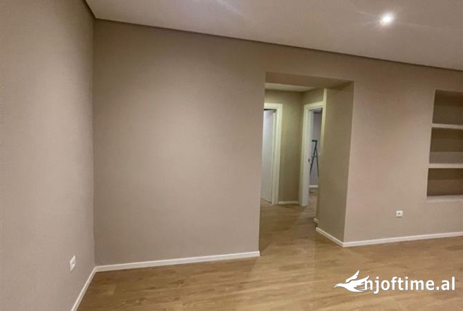 Ambiente Commerciale in Affitto 3+1 a Tirana - 900 Euro