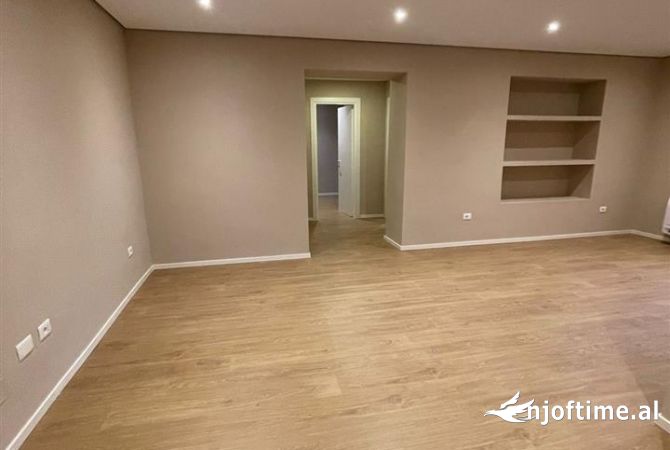 Ambiente Commerciale in Affitto 3+1 a Tirana - 900 Euro