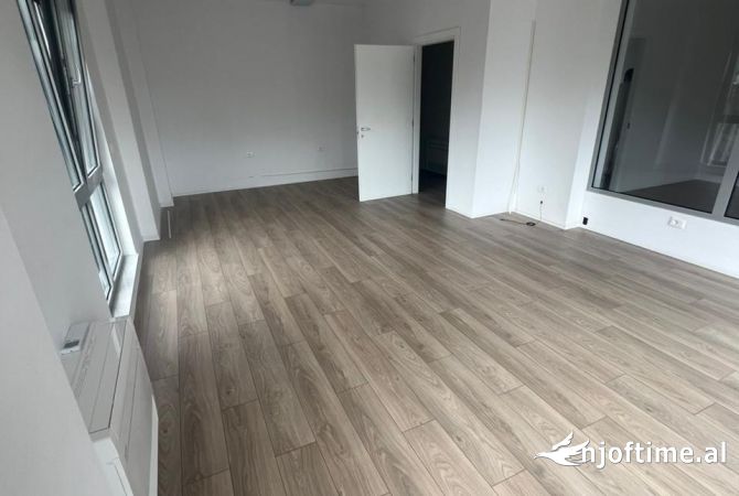 Ambiente Commerciale in Affitto 1+1 a Tirana - 2,500 Euro