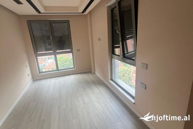 Ambiente Commerciale in Affitto 3+1 a Tirana - 1,350 Euro