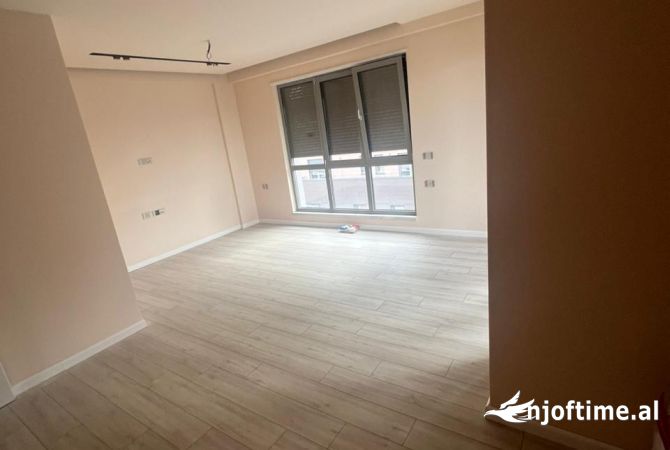 Ambiente Commerciale in Affitto 3+1 a Tirana - 1,350 Euro