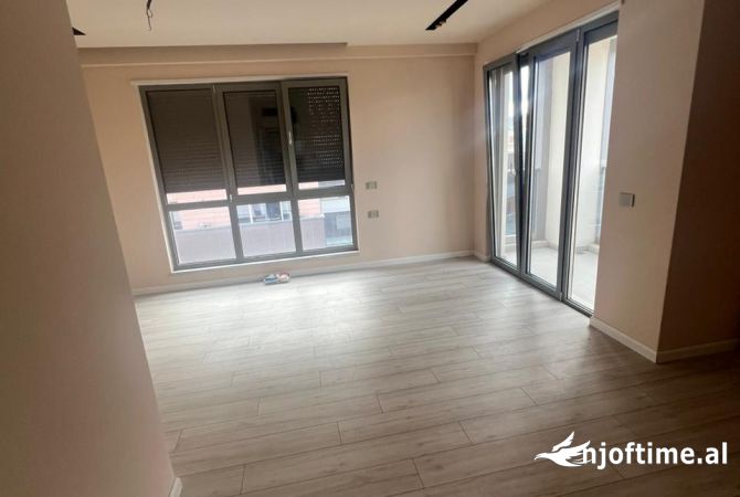 Ambiente Commerciale in Affitto 3+1 a Tirana - 1,350 Euro