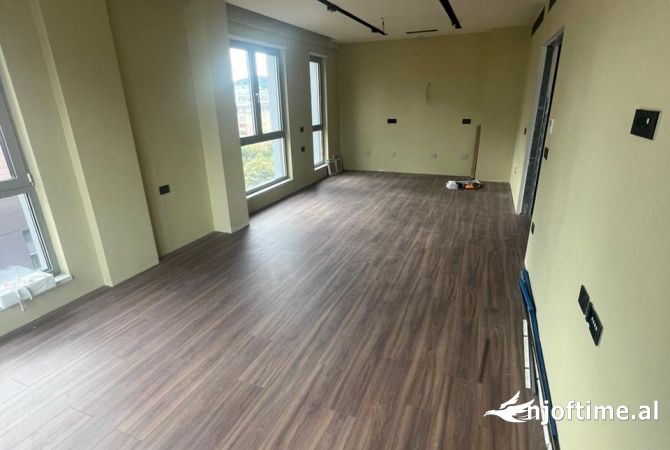 Ambiente Commerciale in Affitto 3+1 a Tirana - 1,800 Euro