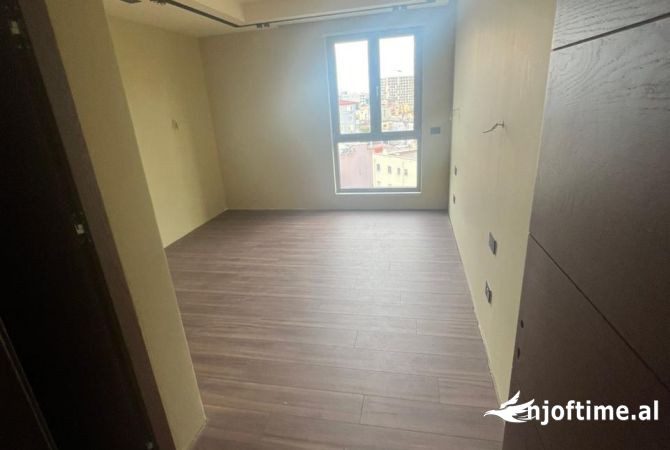 Ambiente Commerciale in Affitto 3+1 a Tirana - 1,800 Euro