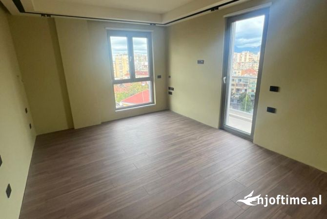 Ambiente Commerciale in Affitto 3+1 a Tirana - 1,800 Euro