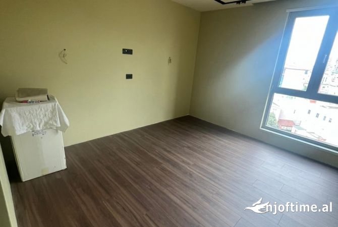 Ambient Biznesi me qira te Rruga Kont Urani , Prane Zgarave te RRuga Kavajes