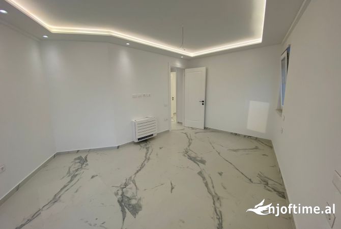 Ambiente Commerciale in Affitto 2+1 a Tirana - 1,000 Euro