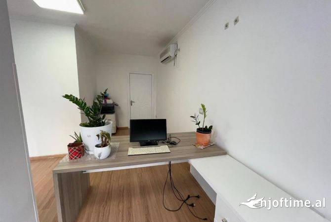 Ambiente Commerciale in Affitto 3+1 a Tirana - 500 Euro