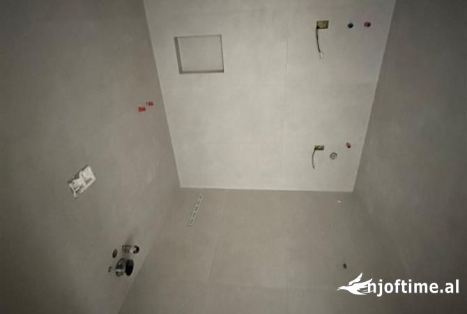 Ambiente Commerciale in Affitto 3+1 a Tirana - 450 Euro