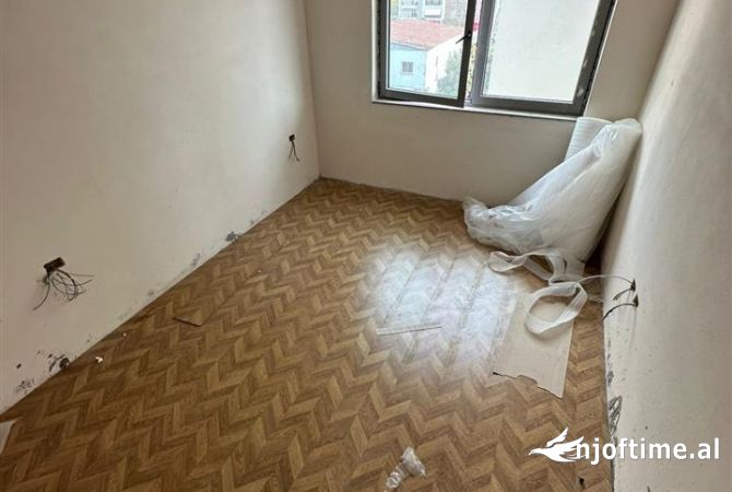Ambiente Commerciale in Affitto 3+1 a Tirana - 450 Euro