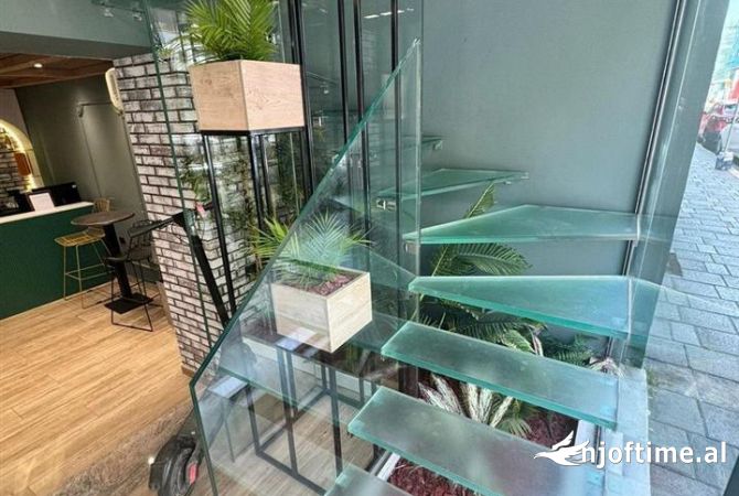 Ambiente Commerciale in Affitto 1+1 a Tirana - 2,500 Euro