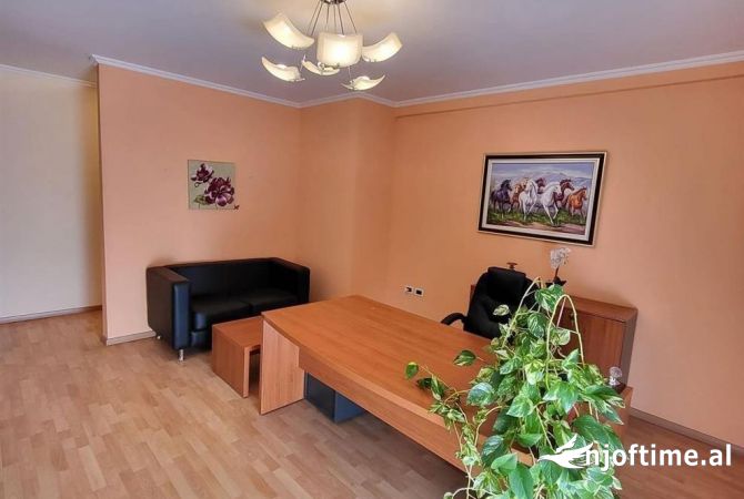 Ambiente Commerciale in Affitto 3+1 a Tirana - 600 Euro