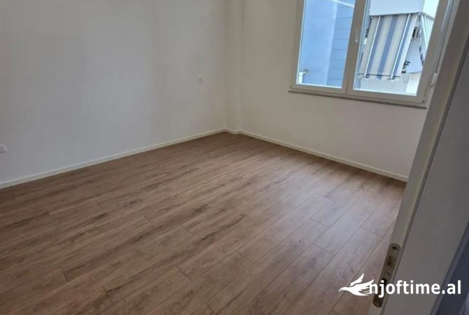 Ambiente Commerciale in Affitto 3+1 a Tirana - 700 Euro