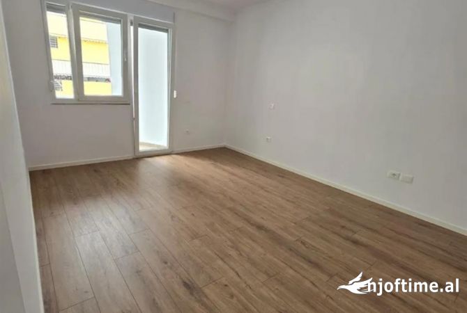 Ambiente Commerciale in Affitto 3+1 a Tirana - 700 Euro