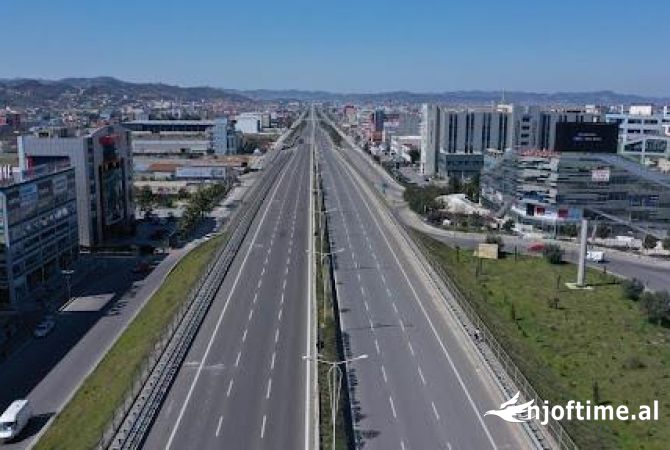 Ambiente Commerciale in Affitto 6+1 a Tirana - 6,000 Euro
