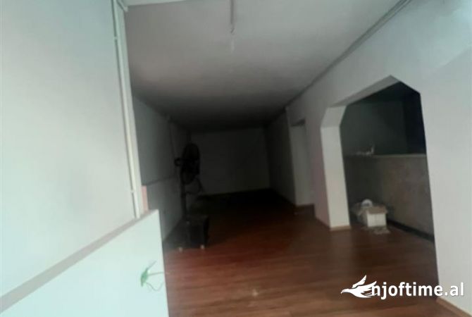Ambiente Commerciale in Affitto 2+1 a Tirana - 1,000 Euro
