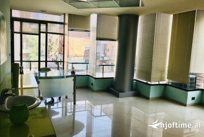 Ambiente Commerciale in Affitto 3+1 a Tirana - 1,500 Euro