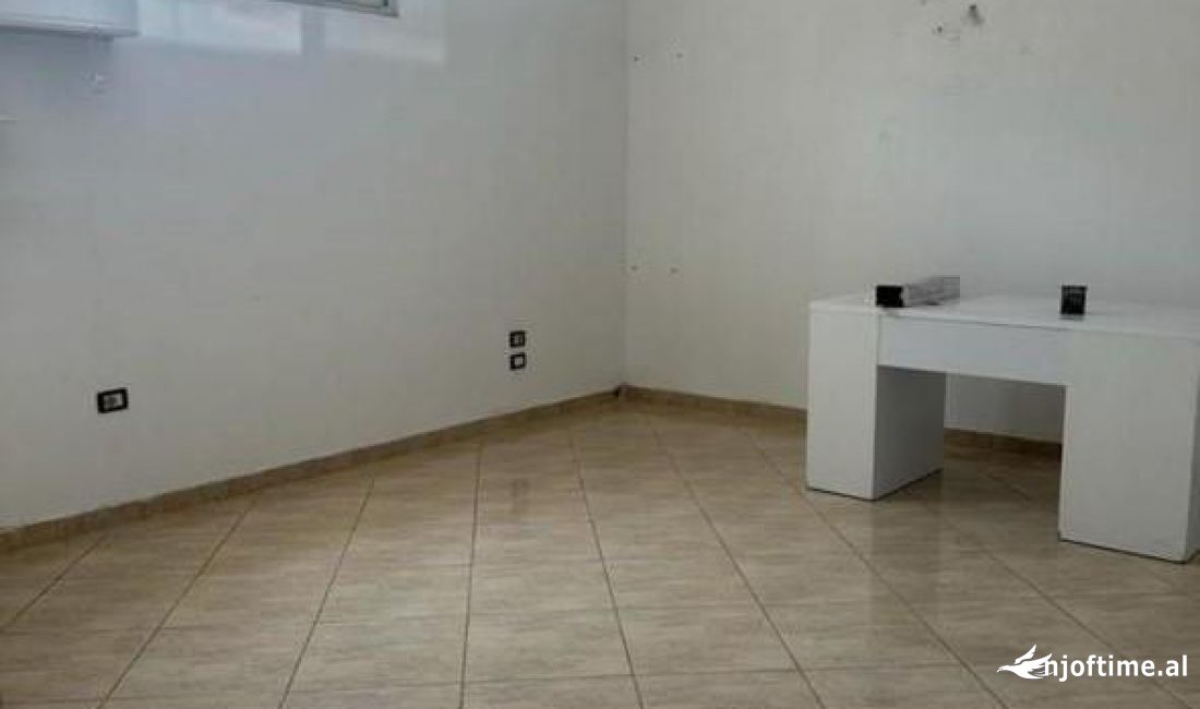 Ambient me qera Ne Laprake te Rruga Bajron 