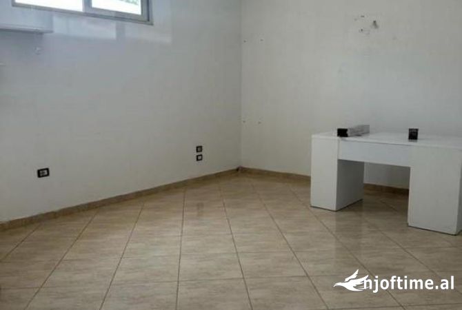 Ambiente Commerciale in Affitto 3+1 a Tirana - 70,000 Leke