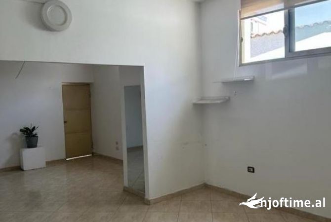 Ambiente Commerciale in Affitto 3+1 a Tirana - 70,000 Leke