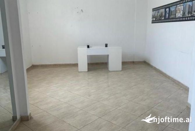 Ambiente Commerciale in Affitto 3+1 a Tirana - 70,000 Leke