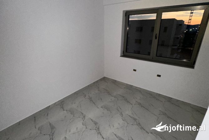 Ambiente Commerciale in Affitto 3+1 a Tirana - 600 Euro