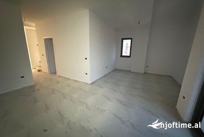 Ambiente Commerciale in Affitto 3+1 a Tirana - 600 Euro