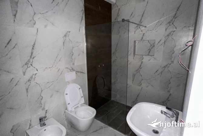 Ambiente Commerciale in Affitto 3+1 a Tirana - 600 Euro