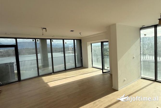 Ambiente Commerciale in Affitto 3+1 a Tirana - 2,500 Euro