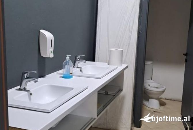 Ambiente Commerciale in Affitto 3+1 a Tirana - 2,800 Euro