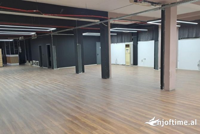 Ambiente Commerciale in Affitto 3+1 a Tirana - 2,800 Euro