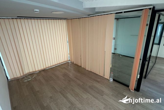 Ambiente Commerciale in Affitto 3+1 a Tirana - 2,000 Euro
