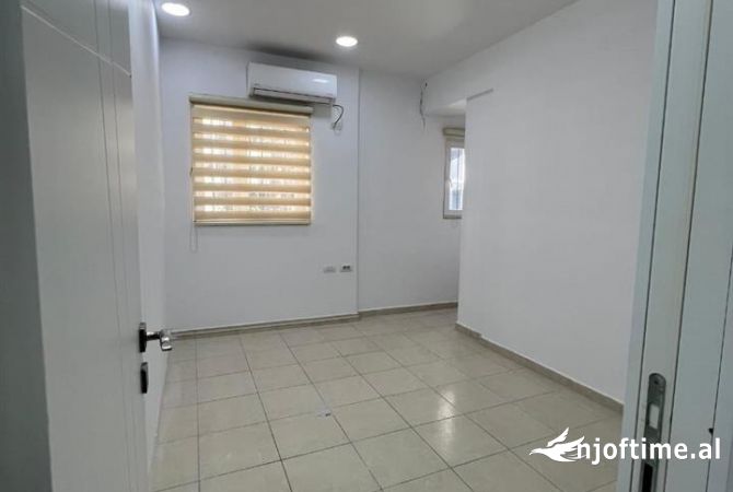 Ambiente Commerciale in Affitto 1+1 a Tirana - 850 Euro