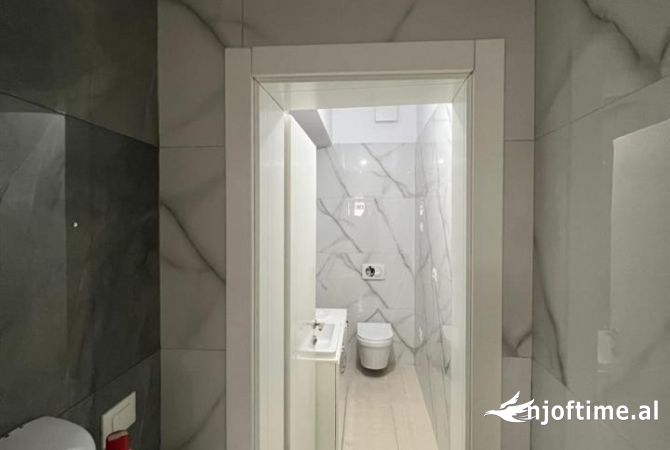 Ambiente Commerciale in Affitto 1+1 a Tirana - 850 Euro