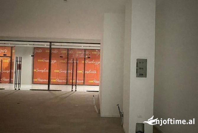 Ambiente Commerciale in Vendita 1+1 a Tirana - 415,000 Euro
